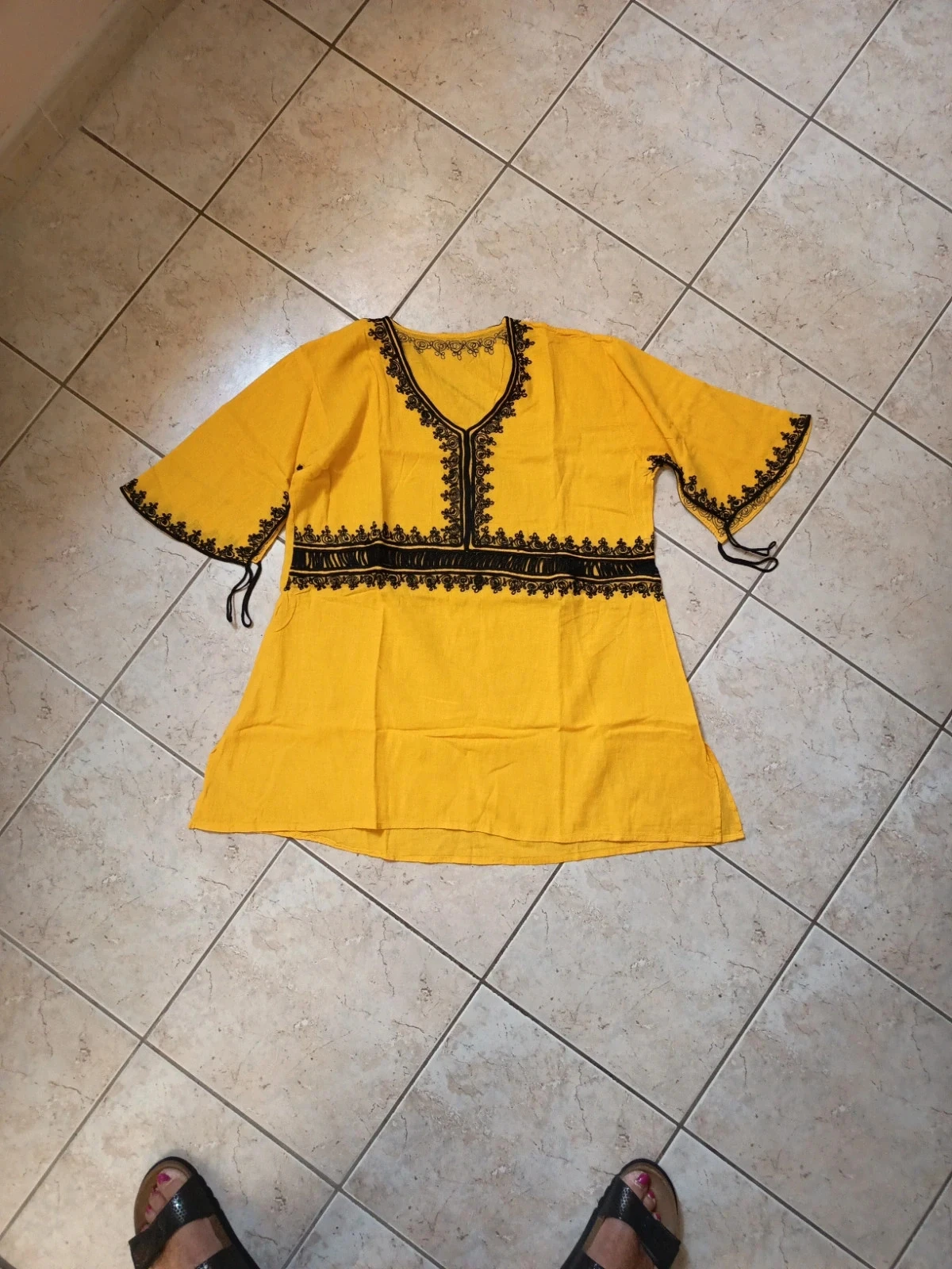 Blouse jaune broderie noire